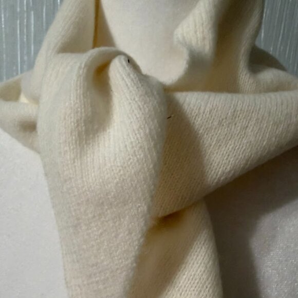 Cream 100% Wool Knit Scarf Soft Lightweight Winter Accessory - Picture 3 of 5